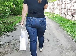 Candid thick ass milf in tight jeans